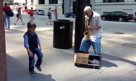 6 Year Old Dancer And Street Performer Put On An Awesome Performance In Chicago